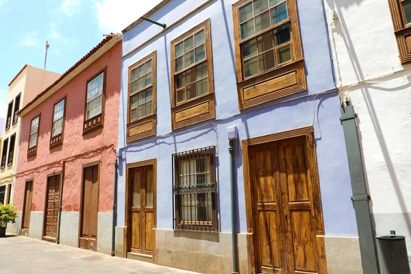 Belas casas na rua de San Cristobal de La Laguna (conhecida como La Laguna), seu centro histórico foi declarado Patrimônio da Humanidade pela UNESCO em 1999, Tenerife, Espanha . — Fotografia de Stock