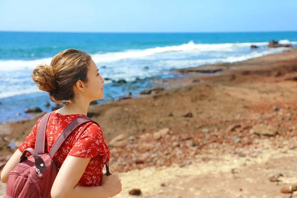 Jonge Backpacker verkennen Tenerife eiland in haar reis vakantie op de Canarische eilanden. Ruimte kopiëren. — Stockfoto
