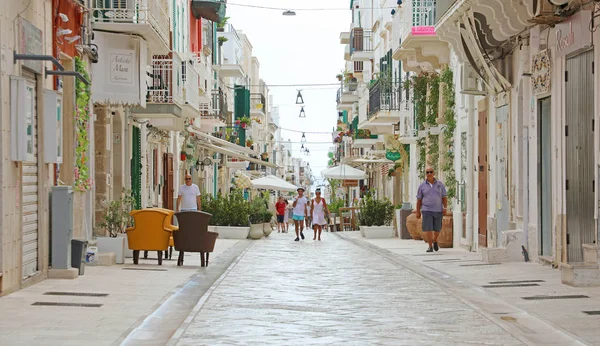 POLIGNANO A MARE, ITÁLIA - JULHO 28, 2019: vista da rua em Polignano a mare, Itália — Fotografia de Stock