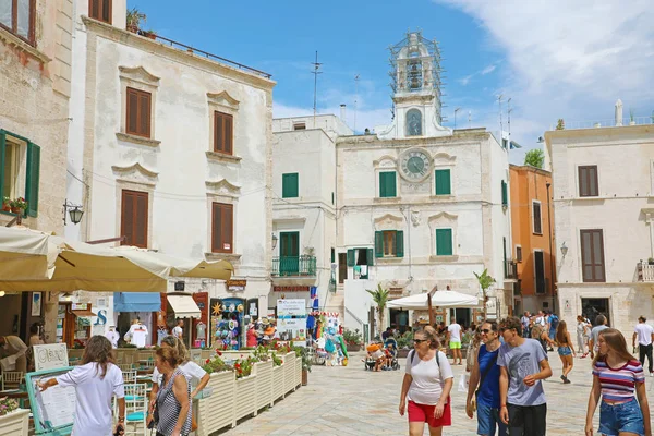 Polignano a mare, italien - 28. Juli 2019: Blick auf den Hauptplatz mit Uhrturm Wahrzeichen in polignano a mare, italien — Stockfoto