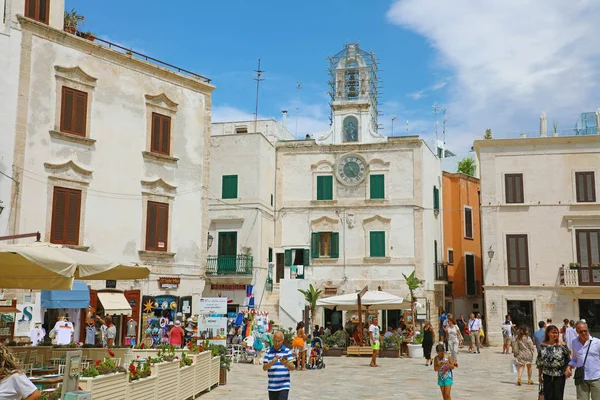 POLIGNANO A MARE, ITÁLIA - JULHO 28, 2019: vista da praça principal com ponto de referência da torre do relógio em Polignano a mare, Itália — Fotografia de Stock