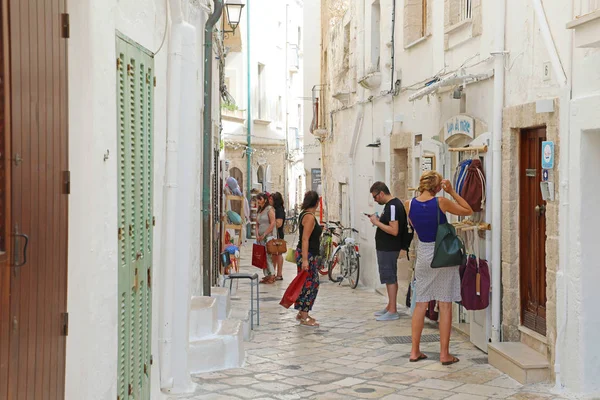 POLIGNANO A jalá, ITALIA - 28 de julio de 2019: vista de la acogedora calle en Polignano a mare, Italia — Foto de Stock