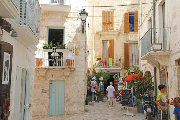 POLIGNANO A MARE, ITÁLIA - JULHO 28, 2019: aconchegante rua italiana em Polignano a mare, Itália — Fotografia de Stock