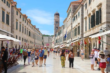 Dubrovnik, Hırvatistan - 12 Temmuz 2019: Dubrovnik, Hırvatistan'da Stradun ana caddesinde yürüyen turistler.