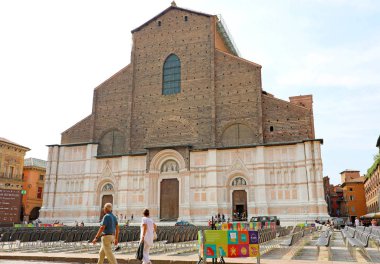 Bologna, İtalya - 22 Temmuz 2019: San Petronio Bazilikası, Piazza Maggiore meydanında, Bologna, İtalya