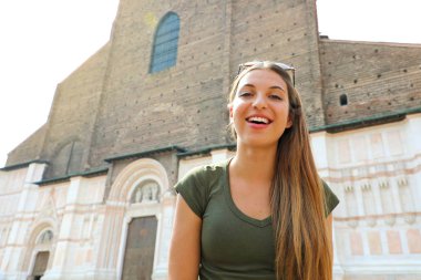 Arka planda San Petronio Bazilikası ile Bologna Genç turist kadın.