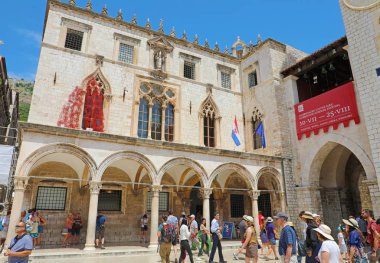 Dubrovnik, Hırvatistan - 12 Temmuz 2019: Divona olarak da adlandırılan Sponza Sarayı, Hırvatistan'ın Dubrovnik kentinde 16. Dubrovniks 1667 depreminde hayatta kalmak için çok az binadan biridir.