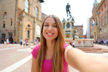 Güzel İtalya. Çekici gülümseyen genç kadın Piazza del Nettuno kare Bologna şehir, İtalya kendi portresi almak.