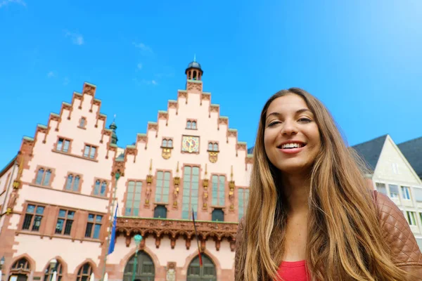 Almanya'da şehir turizmi yaşam tarzı. Frankfurt'u ziyaret eden genç bir kadın. Romerberg meydanında gülümseyen turist kadın, Frankfurt, Almanya. — Stok fotoğraf