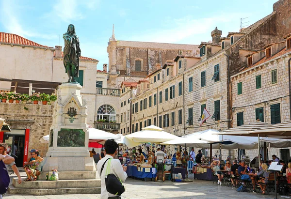 DUBROVNIK, CROÁCIA - JULHO 11,2019: Praça Gundulic principal com escultura de Ivan Gundulic . — Fotografia de Stock