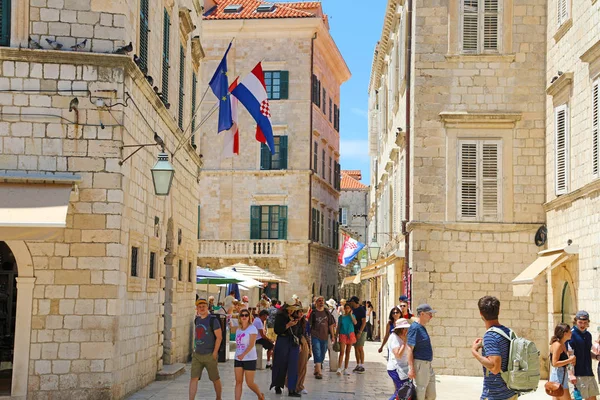 DUBROVNIK, CROÁCIA - JULHO 12,2019: turistas que visitam Dubrovnik cidade velha, Croácia . — Fotografia de Stock