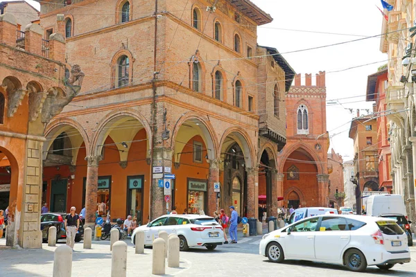 Bologna, Olaszország-július 22, 2019: Piazza di Porta ravegnana középkori Óvárosi tér, Bologna, Olaszország. — Stock Fotó