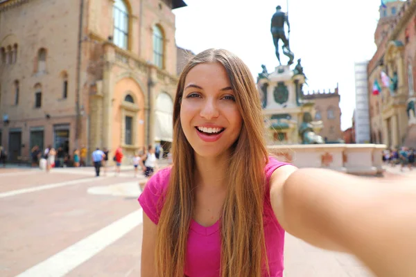 Mooi Italië. Aantrekkelijke lachende jonge vrouw nemen zelfportret in Piazza del Nettuno Square Bologna City, Italië. — Stockfoto