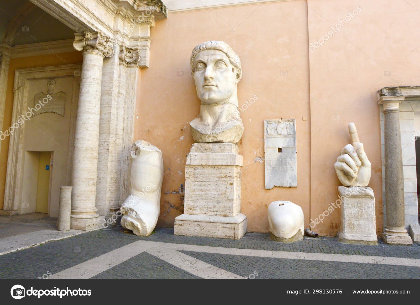 Historia y Arqueología: Una familia sevillana negocia pagar sus impuestos  con un busto romano de Augusto, image size:1600x1164