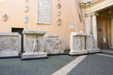 Roma, İtalya - 6 Nisan 2016: İmparator Konstantin'in dev mermer heykelinin parçalarıyla Capitoline Müzeleri avlusu , Roma, İtalya.