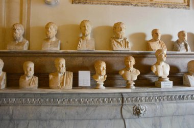 Roma, İtalya - 6 Nisan 2016: Filozoflar Salonu, Palazzo Nuovo, Capitoline Müzeleri, Roma, İtalya
