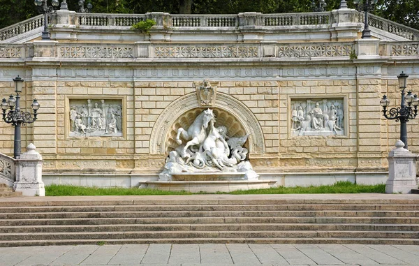 A Fonte da Ninfa e do Cavalo Marinho no Parque Montagnola em Bolonha, Itália . — Fotografia de Stock