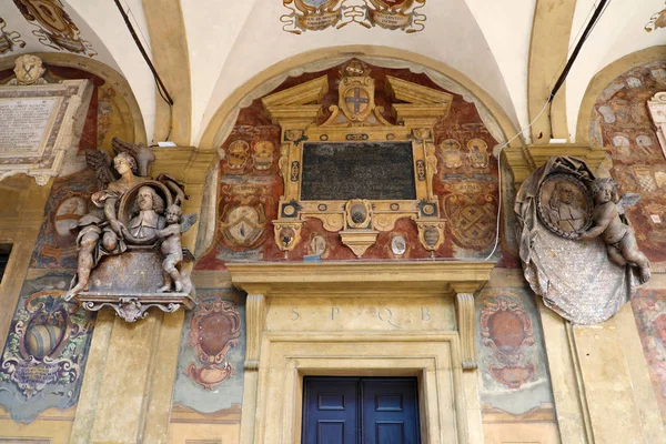 BOLOGNA, ITALIA - 22 de julio de 2019: detalle del patio Archiginnasio de Bolonia, es uno de los edificios más importantes de la ciudad de Bolonia . —  Fotos de Stock