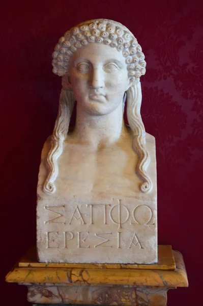 Rome, Italië-6 april 2016: een buste van Sappho een Griekse dichter van het eiland Lesbos, Capitolijnse musea, Rome, Italië — Stockfoto