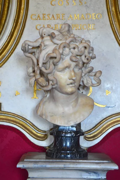 Rome, Italië-april 6, 2016: buste van Medusa, werken in marmer door Bernini in Capitolijnse musea, Rome, Italië — Stockfoto