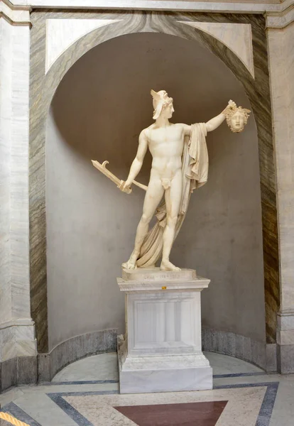 Vatikánský městský stát-5. dubna 2016: socha Perseus, vytesaná Antoniem Canovovou. Socha ukazuje vítězný Perseus, který drží uříznutou hlavu medúzy, jednu ze tří gorgonů. — Stock fotografie