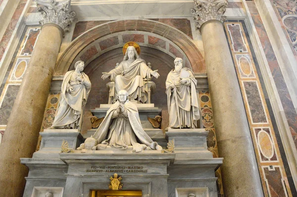 ROMA, ITÁLIA - 5 de abril de 2016: estátuas dentro da Basílica de São Pedro no Vaticano — Fotografia de Stock