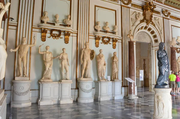 ROMA, ITALIA - 6 DE ABRIL DE 2016: Estatuas dentro de una habitación en el Palazzo Nuovo en los Museos Capitolinos de Roma, Italia —  Fotos de Stock