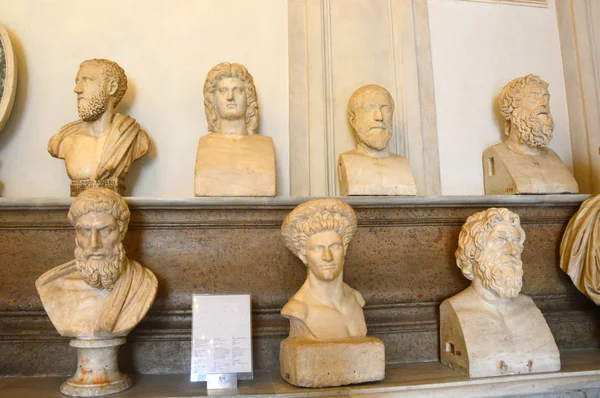 Roma, İtalya - 6 Nisan 2016: Filozoflar Salonu, Palazzo Nuovo, Capitoline Müzeleri, Roma, İtalya