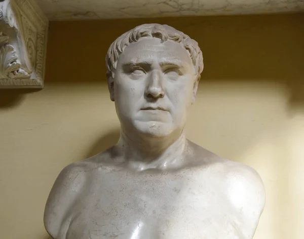 CIUDAD DEL VATICANO - 5 DE ABRIL DE 2016: busto en los Museos Vaticanos . —  Fotos de Stock