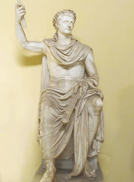 CIUDAD DEL VATICANO - 5 DE ABRIL DE 2016: Estatua del emperador romano Tiberio en los Museos Vaticanos . —  Fotos de Stock