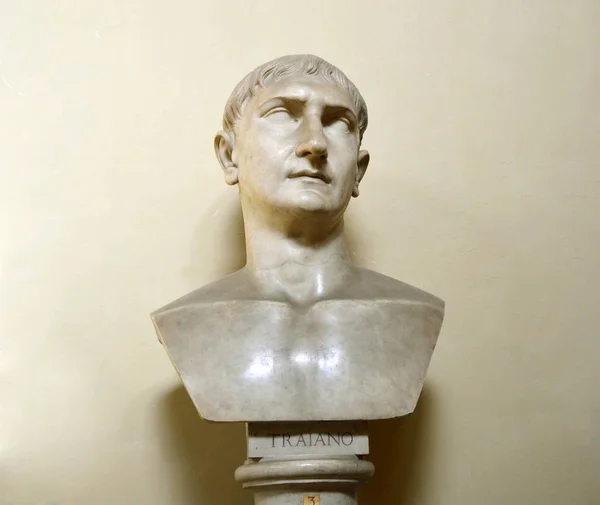 CIUDAD DEL VATICANO - 5 DE ABRIL DE 2016: Busto de Trajano en los Museos Vaticanos . —  Fotos de Stock