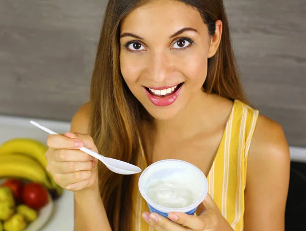 Lány eszik könnyű joghurtot otthon. Közelről felülről. Egészséges koncepció. — Stock Fotó