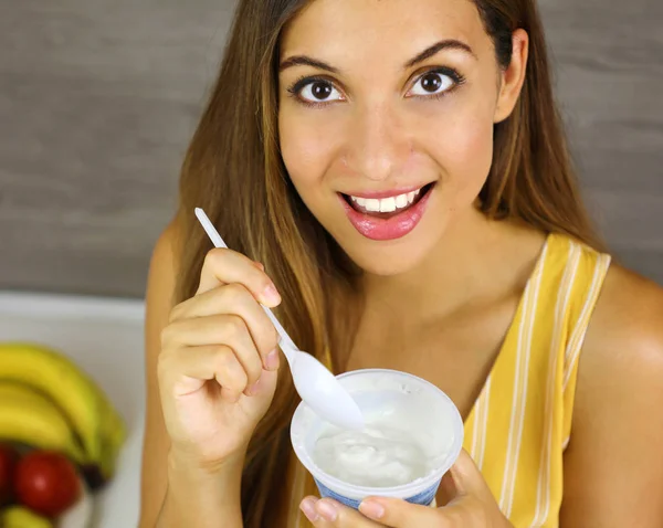 Braziliaanse vrouw die lichte yoghurt thuis eet. Close-up van bovenaf. Gezond concept. — Stockfoto