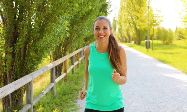 Une femme qui court. Jogging de coureuse pendant l'entraînement en plein air dans un parc. Belle fille en forme. Modèle de fitness en plein air. Perte de poids. — Photo