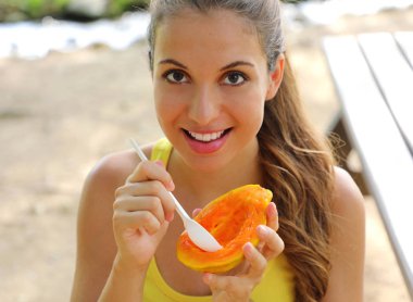 Güzel Brezilyalı kadın papaya meyve açık yemek.