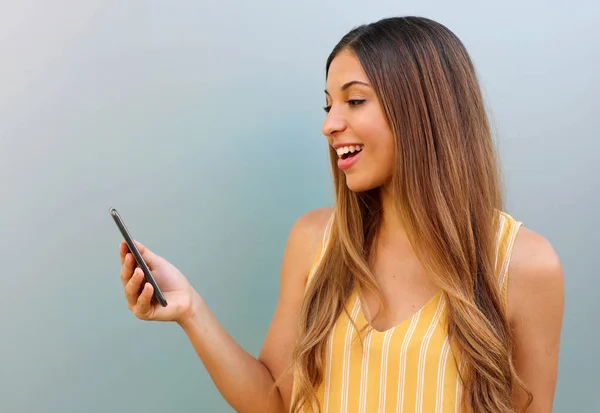 Mujer brasileña feliz escribiendo en el teléfono inteligente al aire libre . —  Fotos de Stock