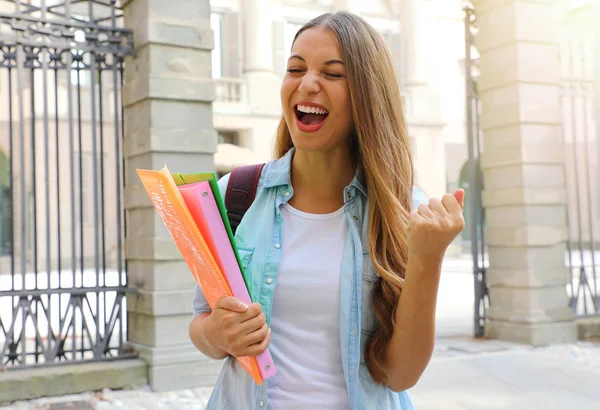 Menina estudante animado levantando punho para cima comemorando ao ar livre. — Fotografia de Stock