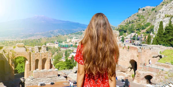 Pohled na turistickou ženu v řeckém divadle Taormina s sopkou Etna na pozadí Sicílie, Itálie. Zobrazení panoramatického nápisu. — Stock fotografie