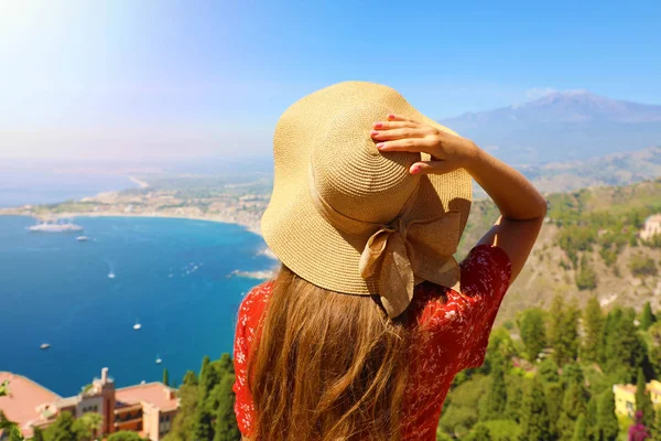 Visão traseira da mulher turística com chapéu desfrutando de vista paisagem siciliana da cidade de Taormina, na Sicília, Itália . — Fotografia de Stock