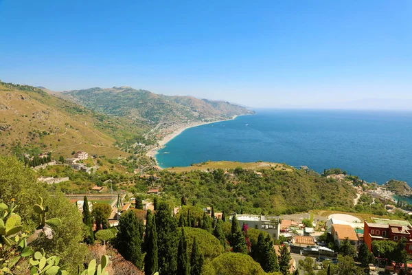 Vista aérea da costa oriental da Sicília com mar azul. Bela costa da Itália . — Fotografia de Stock