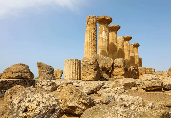 Ruinas del Templo de Heracles en el famoso antiguo Valle de los Templos de Agrigento, Sicilia, Italia. Patrimonio de la Humanidad UNESCO . — Foto de Stock