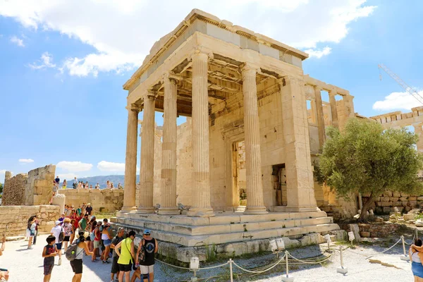 ATENAS, GRÉCIA - 18 DE JULHO DE 2018: Erechtheum templo ruínas na Acrópole em um dia de verão com turistas em Atenas, Grécia . — Fotografia de Stock