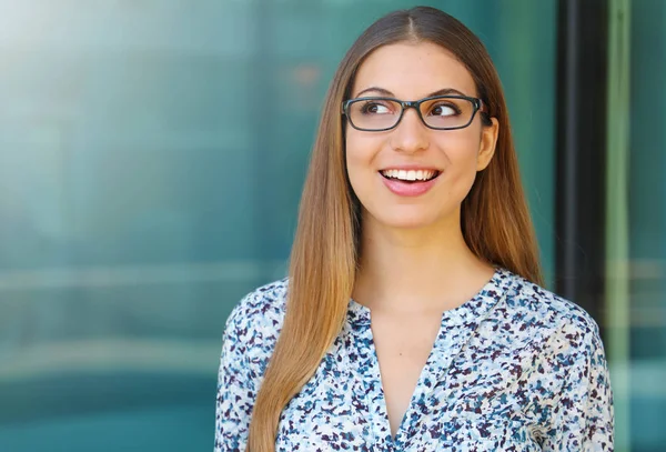 Feliz sorridente mulher de negócios com óculos olha para o lado a área de espaço de cópia . — Fotografia de Stock