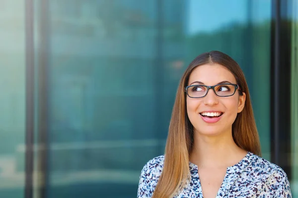Feliz sorridente mulher de negócios com óculos olha para cima área de espaço cópia . — Fotografia de Stock