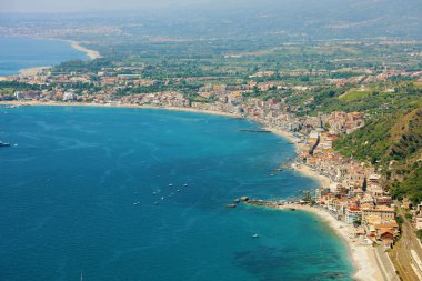 Mavi deniz ile Doğu Sicilya kıyılarının havadan görünümü. Güzel İtalya kıyı şeridi.