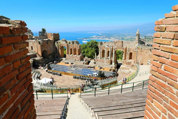 Taormina, Itálie-20. červen 2019: pohled na řecké divadlo Taormina mezi dvěma římskými zdmi, Sicílií, Itálie. — Stock fotografie