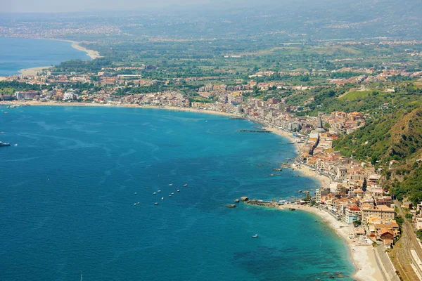 Vista aerea della costa orientale della Sicilia con mare blu. Bellissima costa italiana . — Foto Stock