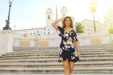 Roma'da seyahat edin. Moda güzel turist kız Roma'nın İspanyol Merdivenler ünlü dönüm noktası aşağı gider. İtalya'da yaz tatilleri.