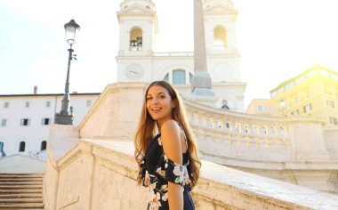 Roma'nın Ünlü Dönüm Noktası İspanyol Merdivenleri mutlu güzel genç kadın. İtalya'da yaz tatilleri.