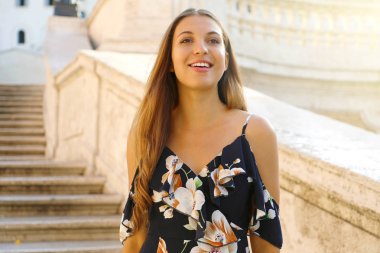 Moda güzel turist kız Portresi Roma'nın İspanyol Merdivenlerünlü dönüm noktası aşağı gider. İtalya'da yaz tatilleri.